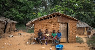 1 / 1 – In Cameroon, the Baka people are not seen as equal to the Bantu villagers, and often discriminated against by their neighbours, PHOTO, Nathalie Bertrams.